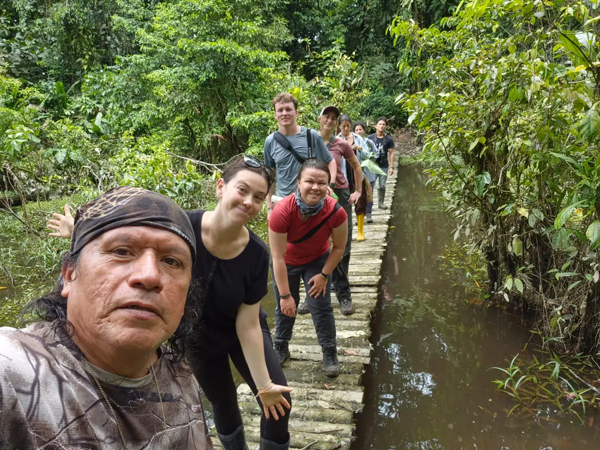 Guías acompañando a un grupo por el bosque