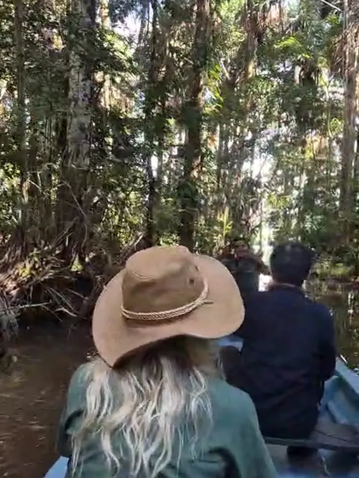 Canoa avanzando por un canal del bosque inundado de Yasuní