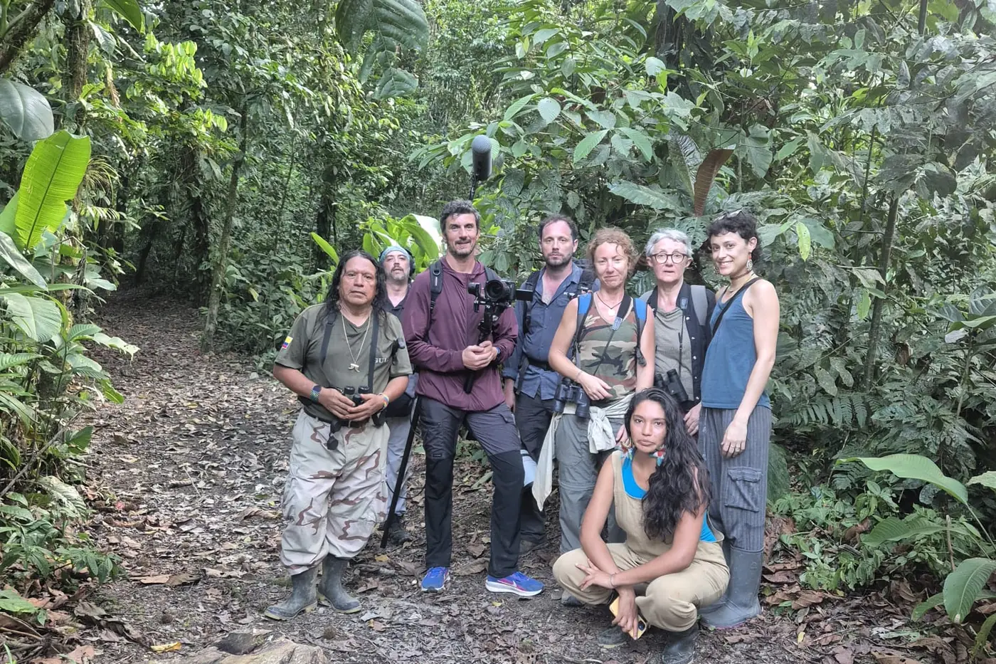 Grupo de visitantes documentando durante una salida de campo