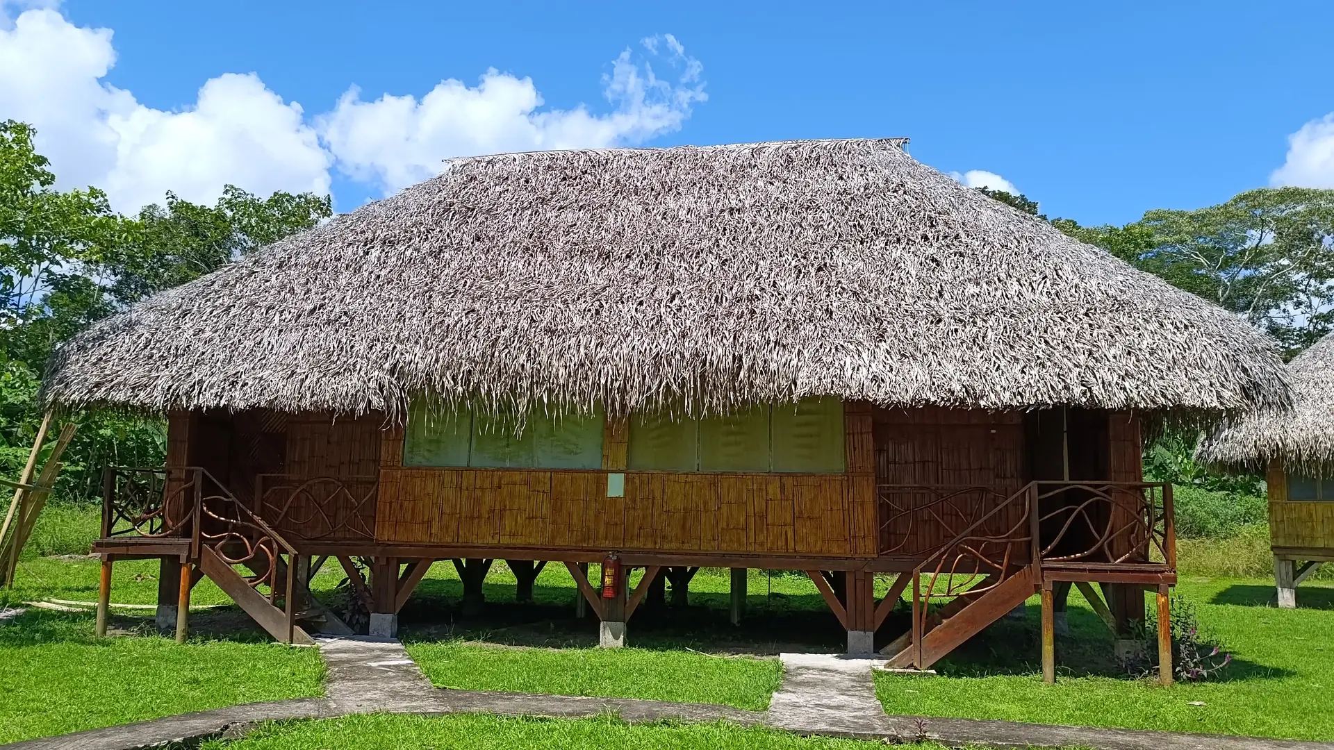 Cabañas de caña y techo de paja sobre pilotes en un claro de la selva amazónica