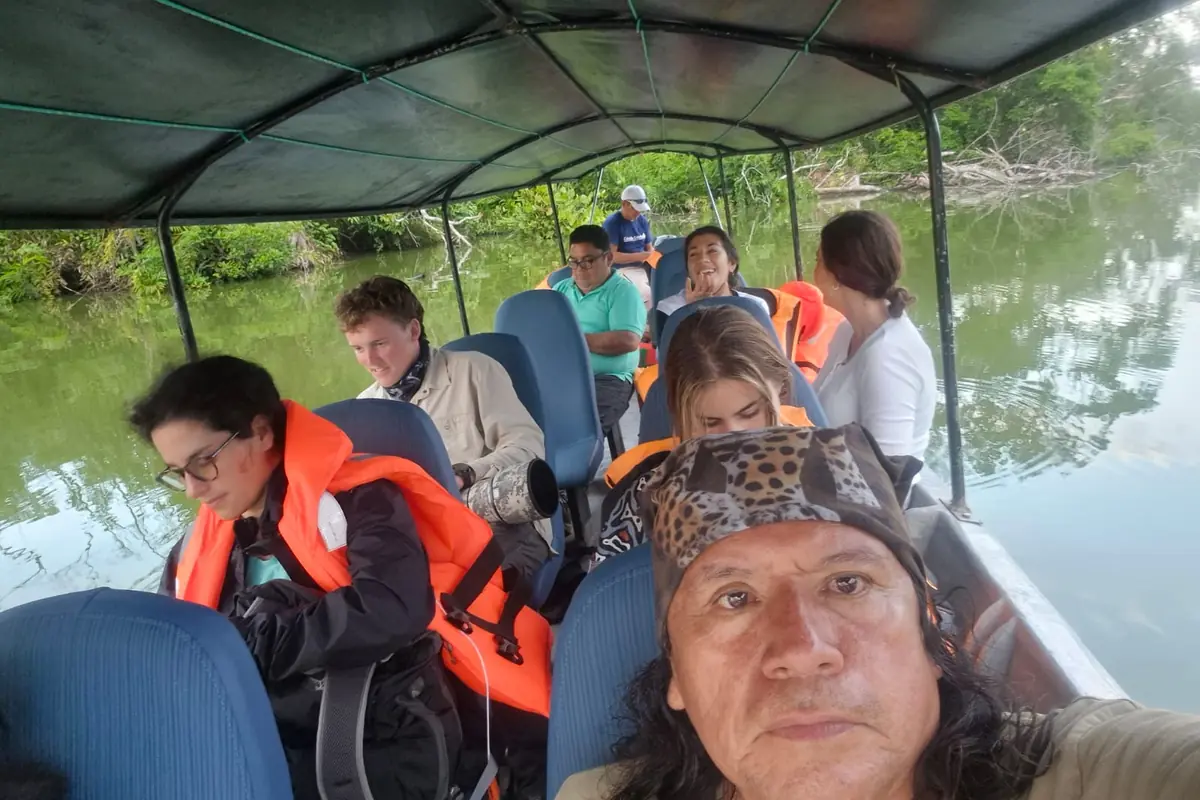Pasajeros navegando el río Napo rumbo al Parque Nacional Yasuní